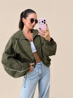 Kurze Windbreaker Jacke Damen in Khaki mit Reißverschluss | Lisa’s Boutique