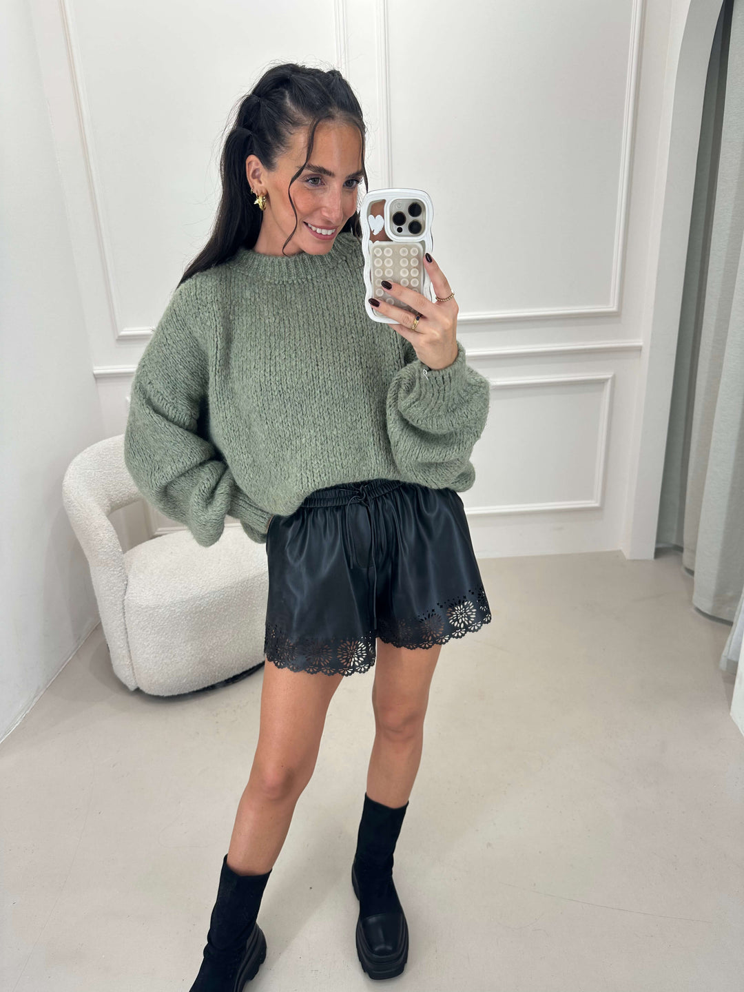 Flauschi kurz Oversize-Strickpullover in Khaki
