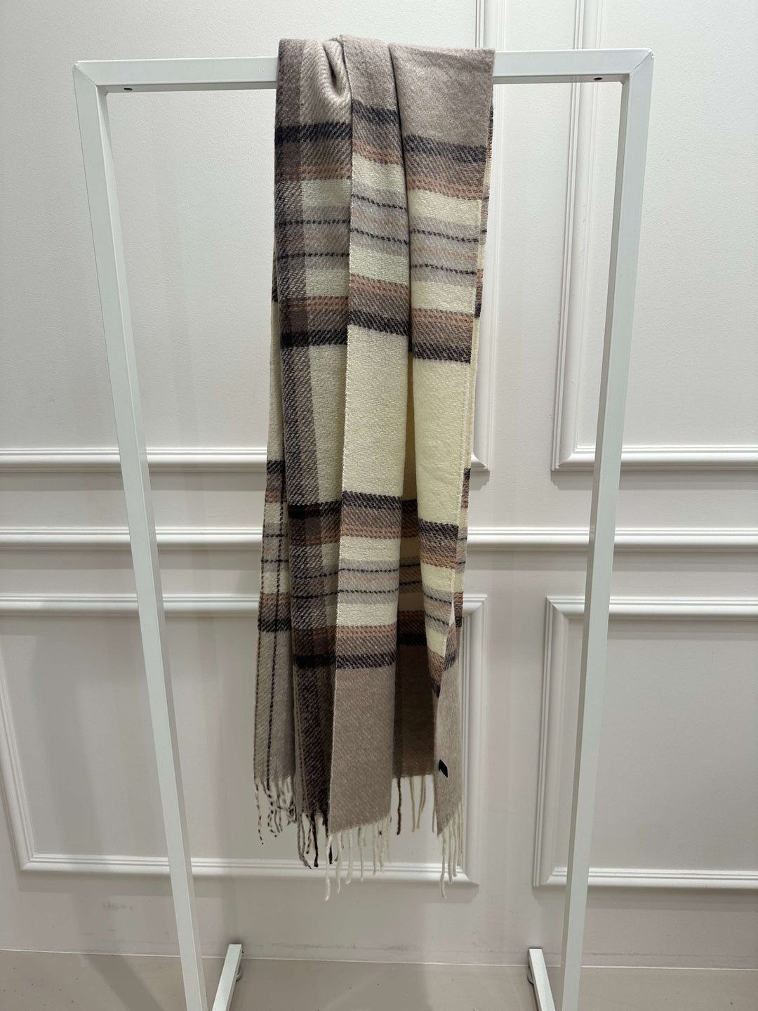 Karierter Schal mit Fransen in Beige-Tönen