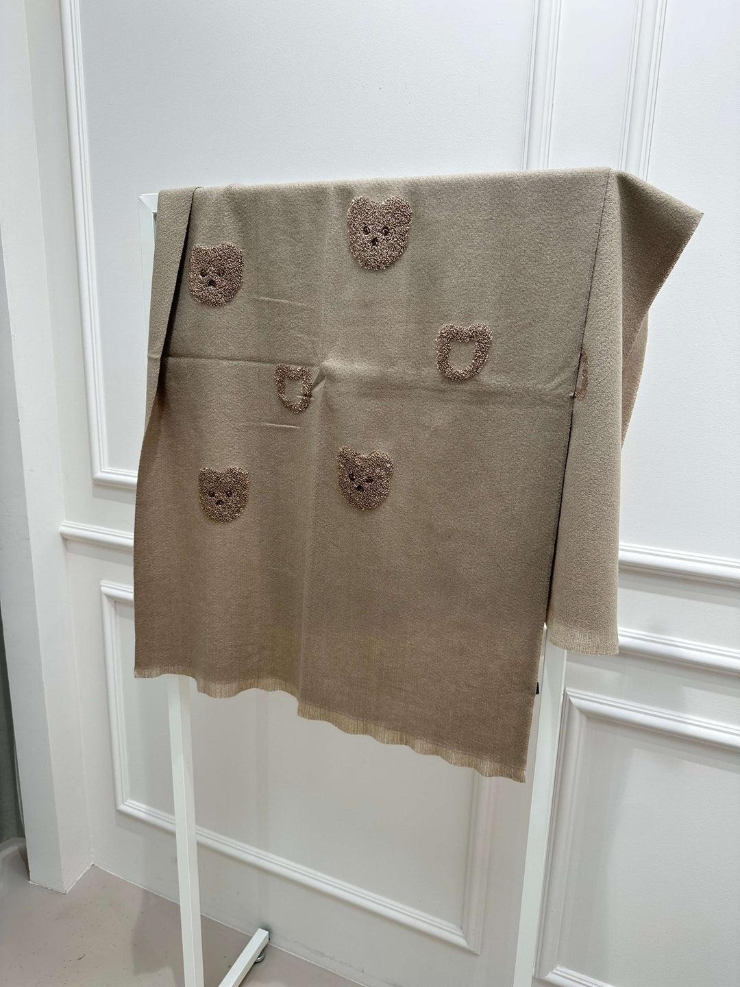 Schal mit Teddy in Beige