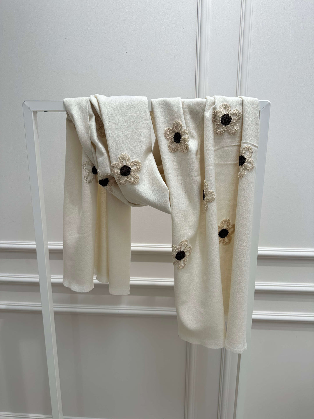 Schal mit Blumenstickerei in Creme