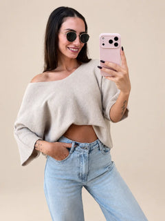 Women’s beige basic jumper with a V-neck, cropped with light jeans | Lisa’s Boutique