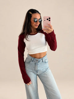 Colourblock Longsleeve Damen in Bordeaux/Weiß, Frontansicht, kombiniert mit Jeans | Lisa’s Boutique