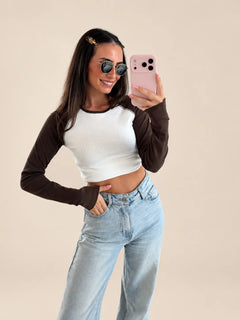 Colourblock Longsleeve Damen in Braun/Weiß, Frontansicht, kombiniert mit Jeans | Lisa’s Boutique