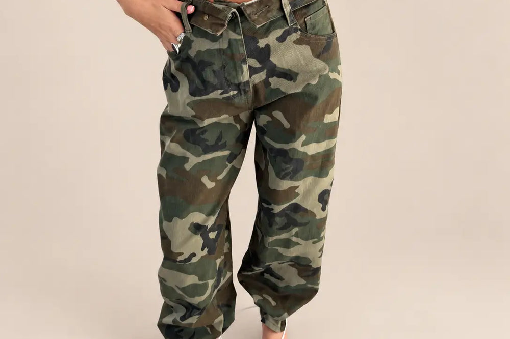 Weit geschnittene Camouflage Jeans Damen mit rosa Top und weißen Sandalen, Ganzkörperansicht | Lisa’s Boutique