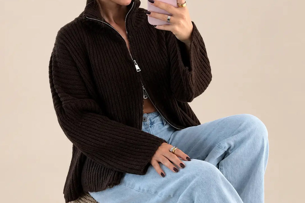 Frau in dunkelbrauner Oversize Strickjacke mit Reißverschluss zu heller weiter Jeans | Lisa’s Boutique