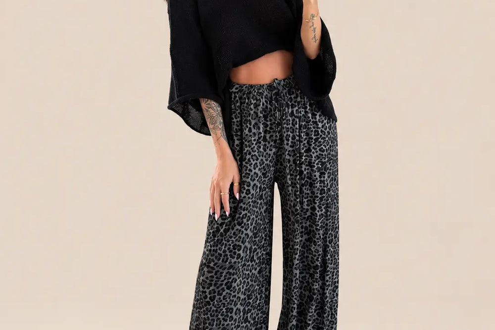 Welche Farbe passt zu Anthrazit: Leoprint Jersey Stoffhose in Anthrazit mit schwarzem Oberteil vor hellem Studiohintergrund | Lisa’s Boutique