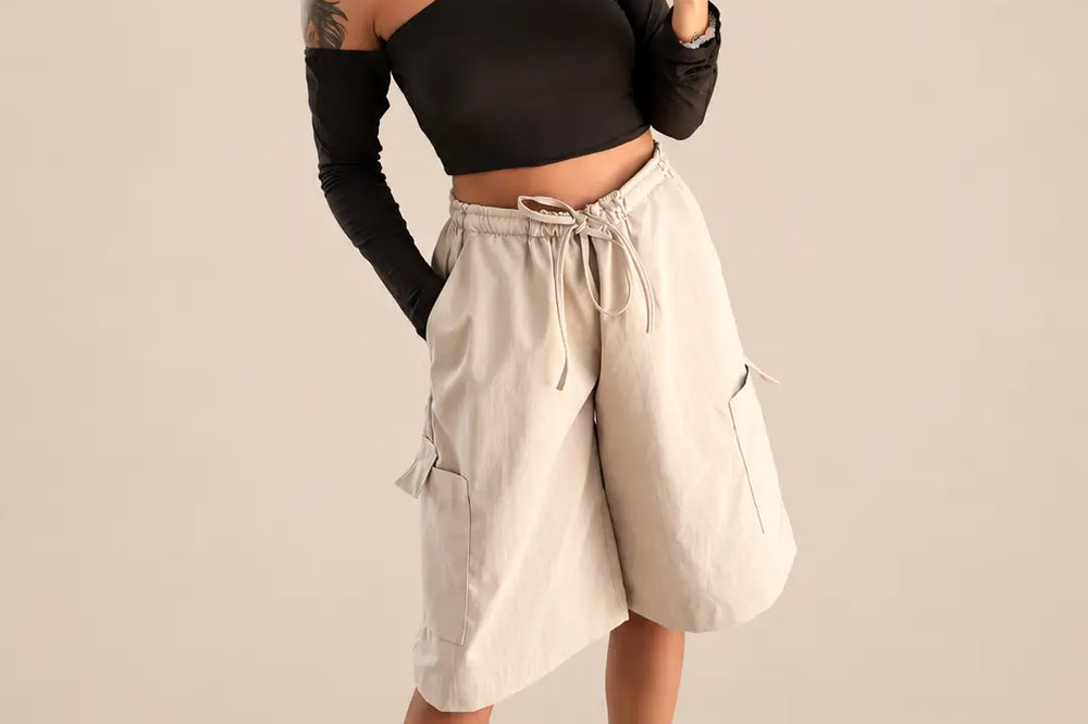 Donna in top asimmetrico marrone con pantaloni cargo beige | Lisa’s Boutique