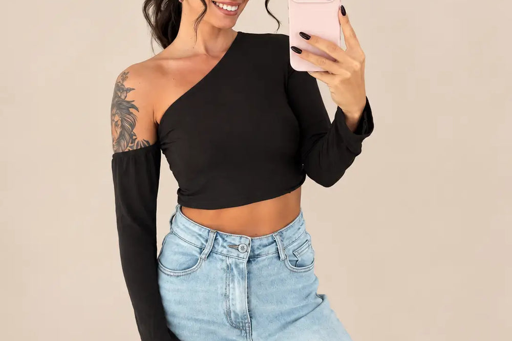 Donna in top asimmetrico marrone | Lisa’s Boutique