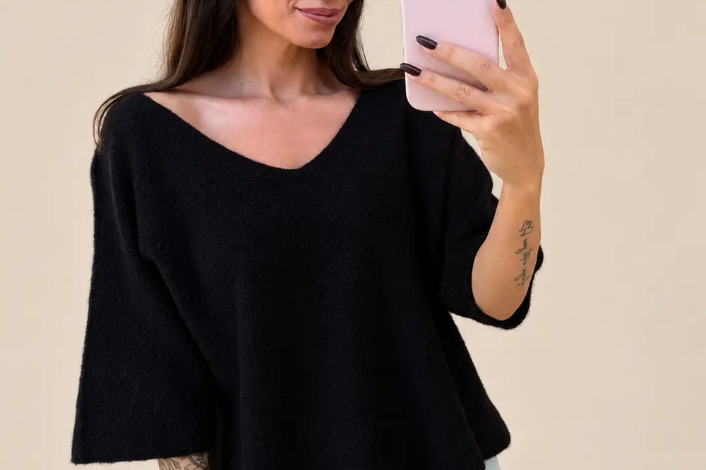 Schwarzer Pullover mit V-Ausschnitt für ein Outfit zur Beerdigung | Lisa’s Boutique