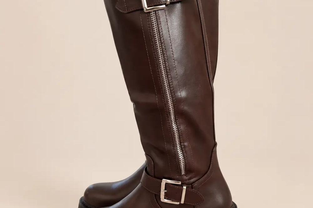 Weihnachtsmarkt Outfit Damen: braune Stiefel mit Schnallen und Reißverschluss vor hellem Hintergrund | Lisa’s Boutique