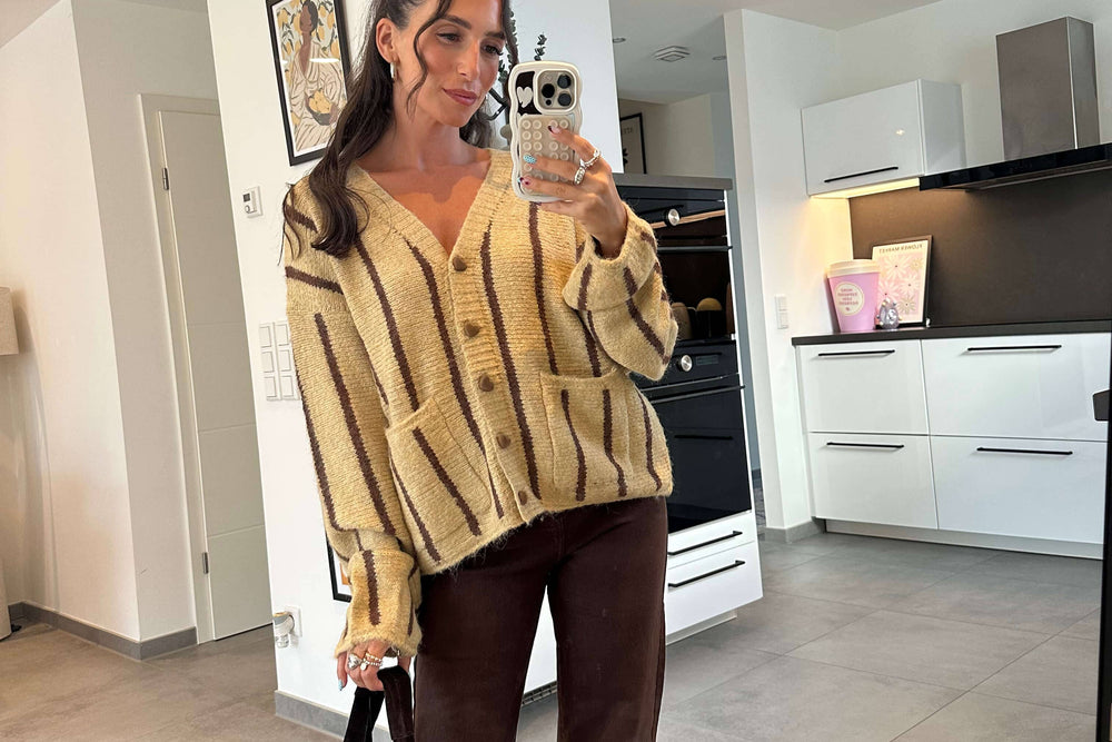 Cardigan in Camel mit braunen Streifen aus weichem Strick | Lisa’s Boutique