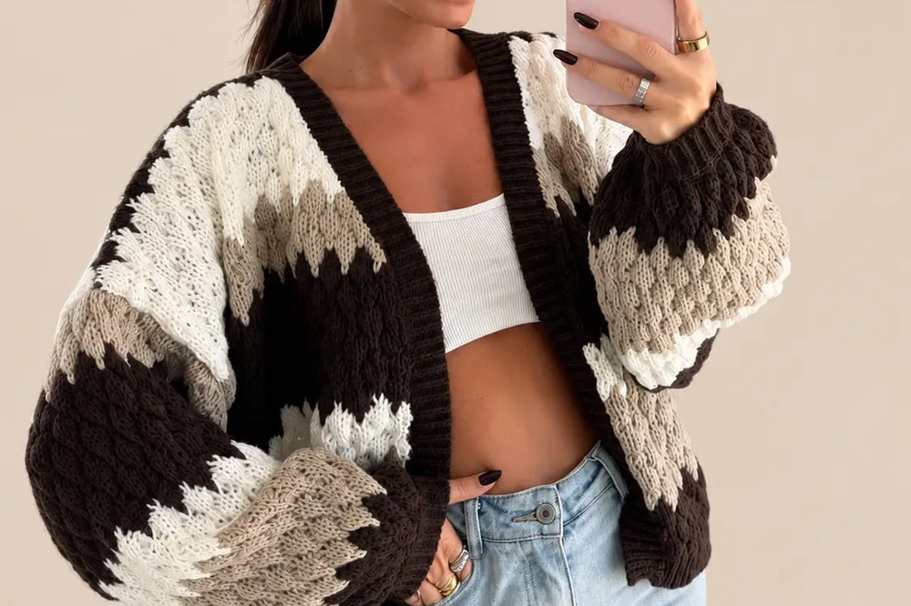 Donna in cardigan marrone e crema con motivo a blocchi e jeans chiari | Lisa’s Boutique