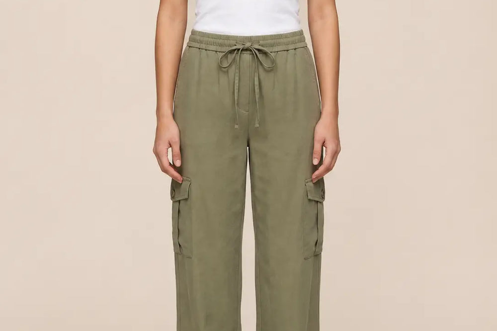 Grün kombinieren: khakifarbene Hose zu weißem Top | Lisa’s Boutique