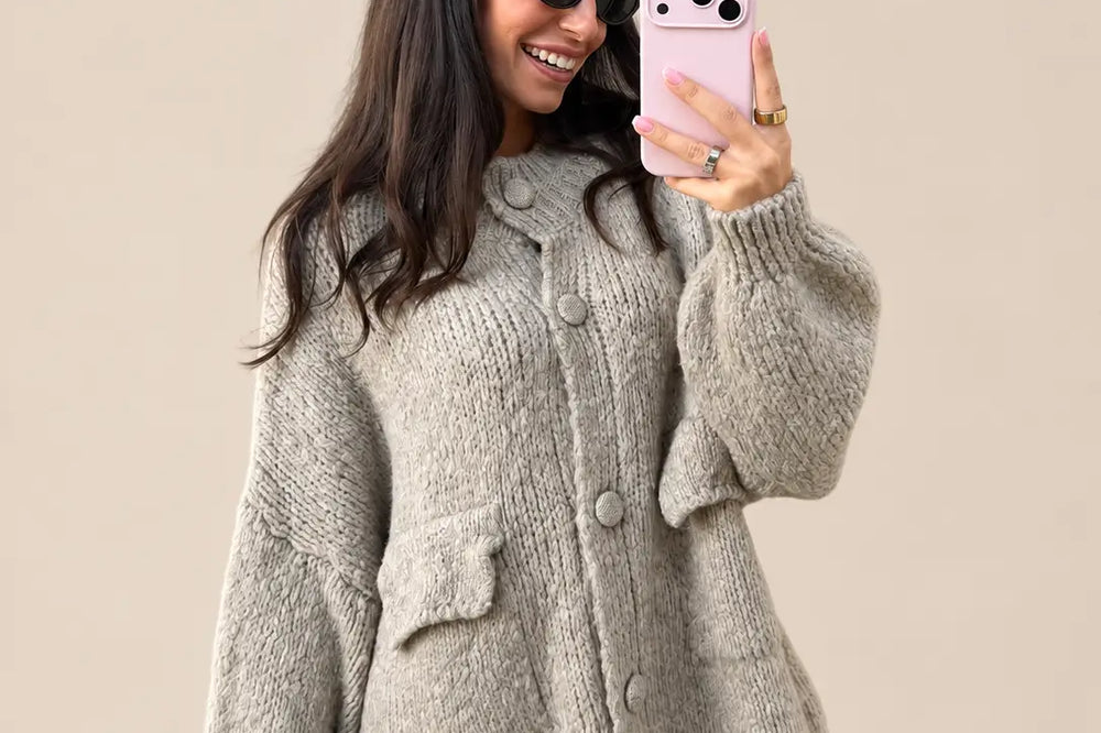 Was ist Mohair: beige Strickjacke aus Grobstrick mit Knopfleiste als Beispiel für Strick-Kombinationen | Lisa’s Boutique
