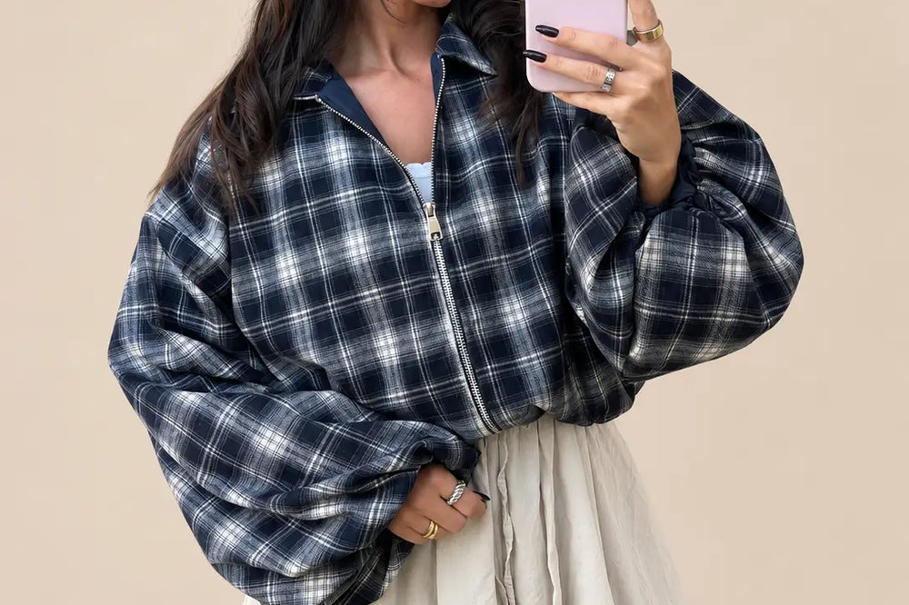 Welche Farbe passt zu Dunkelblau: karierte Jacke in Dunkelblau und Weiß mit cremefarbenem Rock vor hellem Studiohintergrund | Lisa’s Boutique