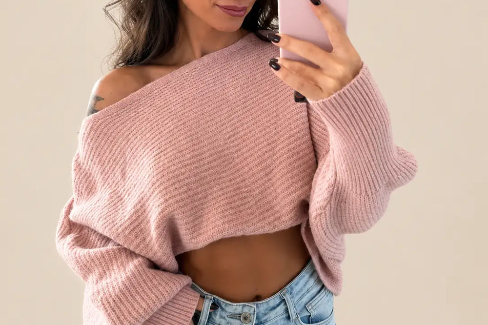 Kobieta w eleganckim różowym swetrze | Lisa’s Boutique