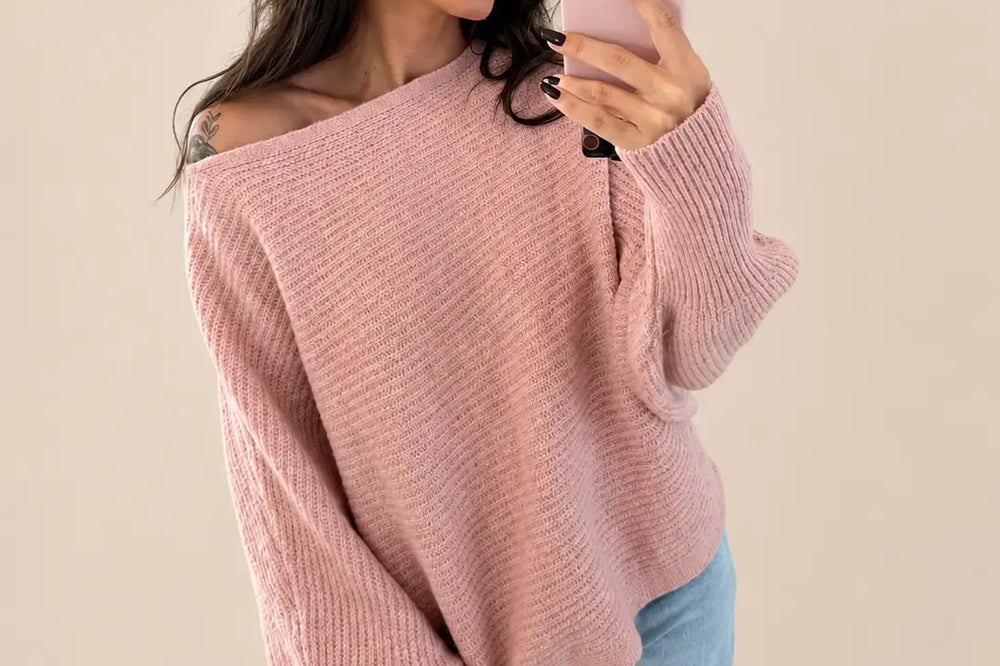 Frau in Oversize Strickpullover in Rosa zu heller Wide Leg Jeans | Lisa’s Boutique
