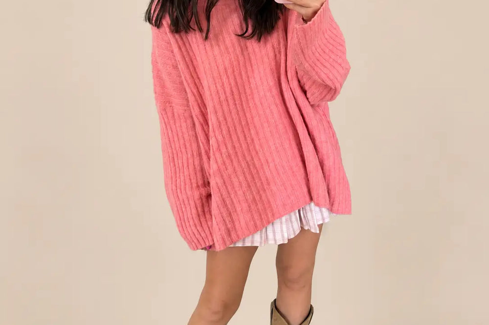 Blouse onder trui: gebreide trui in abrikoos met opstaande kraag, daaronder een witte zoom, met laarzen | Lisa’s Boutique