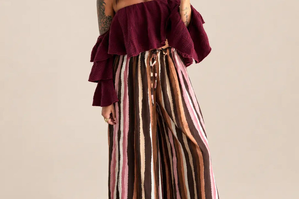 Retro Mode Damen im 70er Stil: weite Hose mit Streifen in Braun und Rosa, dazu Top in Bordeaux | Lisa’s Boutique