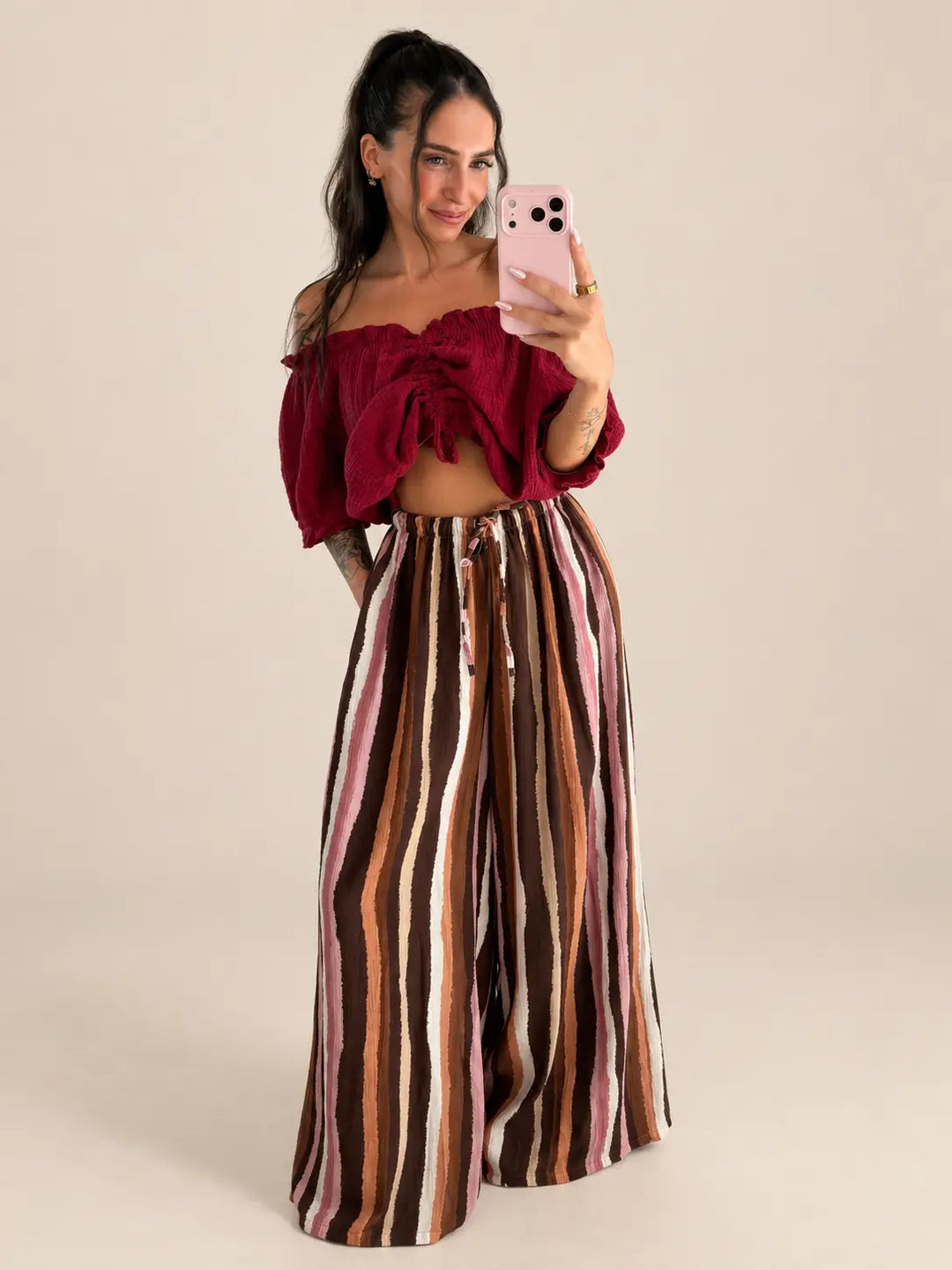 Kobieta w szerokich brązowych spodniach w paski | Lisa’s Boutique