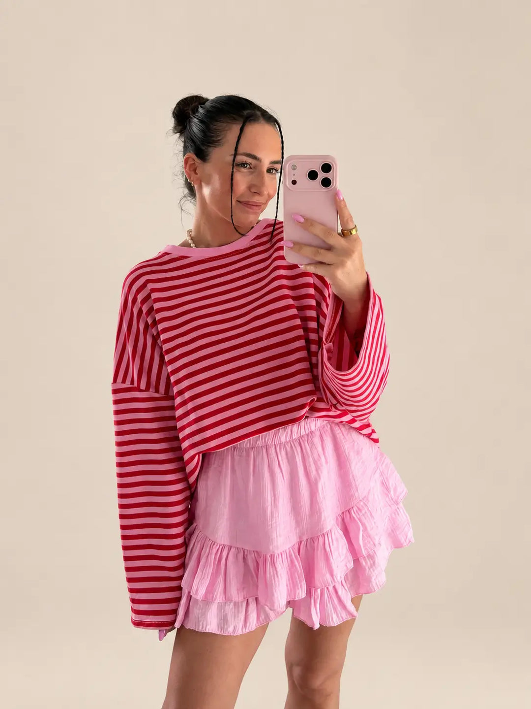 Winteroutfit mit rotem Pullover und rosa Hosenrock | Lisa’s Boutique