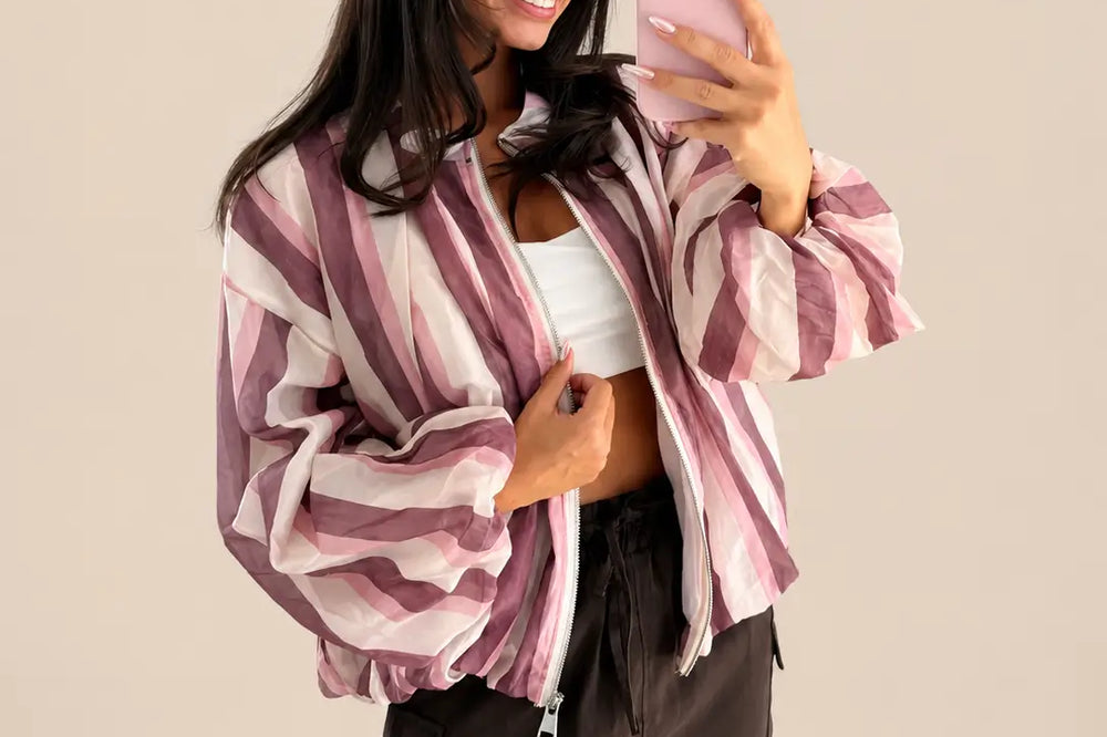 Was ist Lyocell: gestreifte Sommerjacke in Rosa aus 85 % Lyocell mit durchgehendem Reißverschluss, Studioaufnahme | Lisa’s Boutique