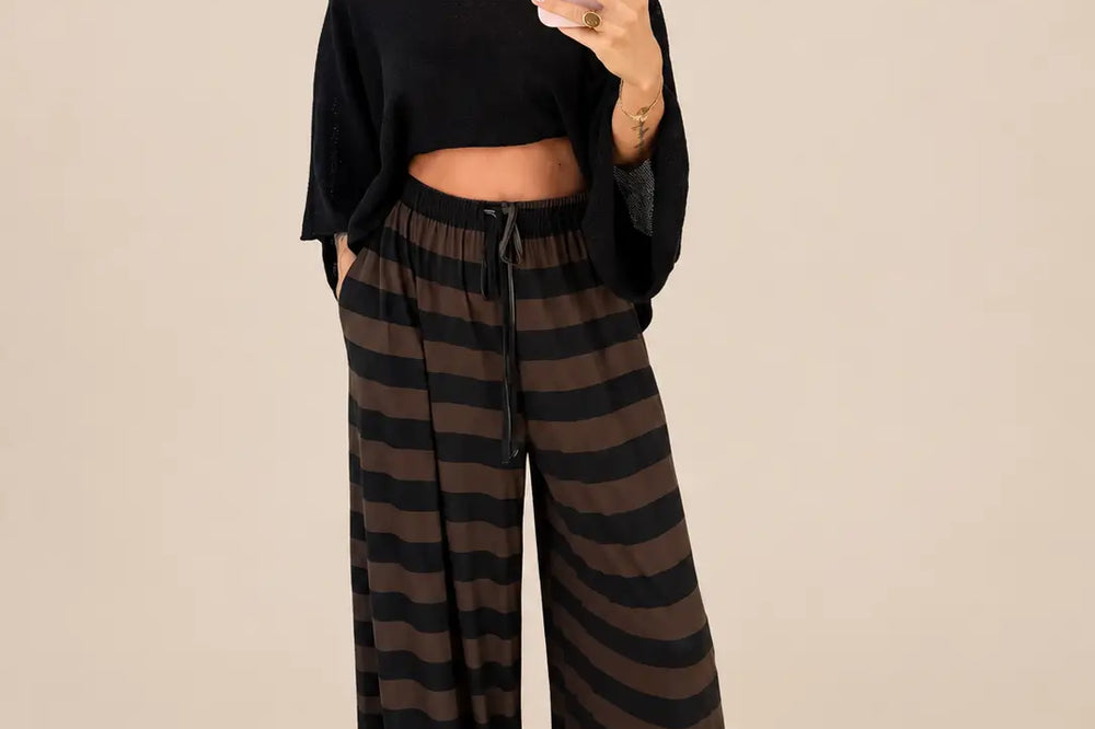 Donna in pantaloni in jersey a righe marrone e nero | Lisa’s Boutique