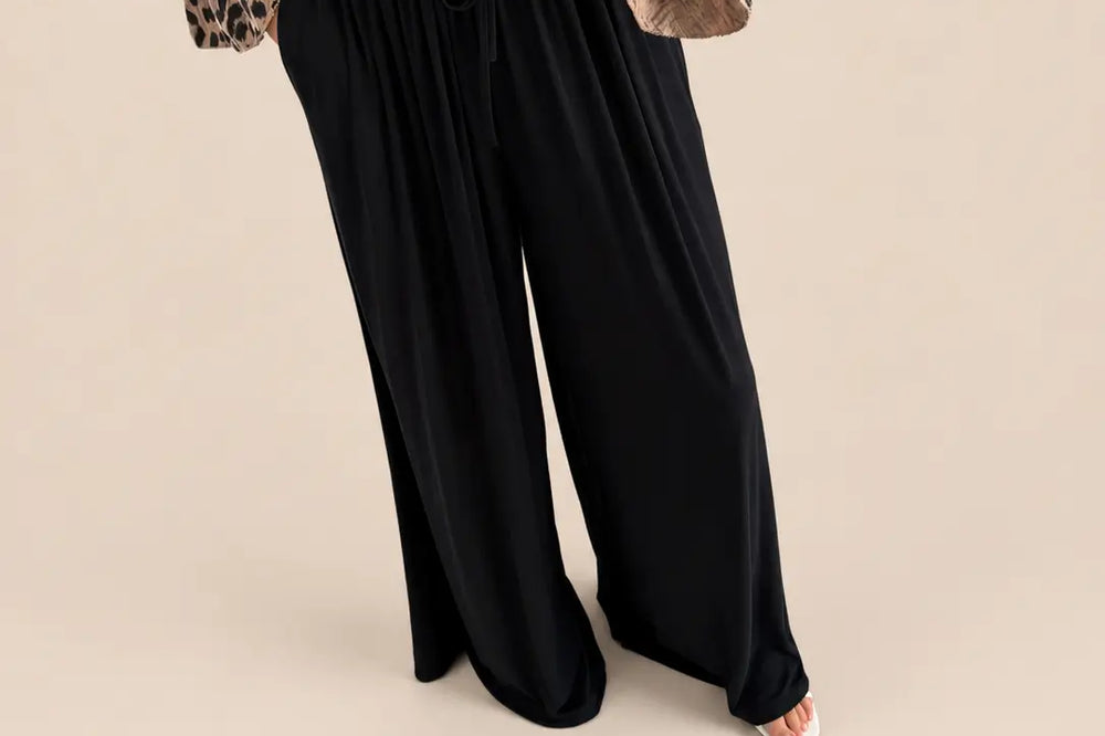 Schwarze Hose kombinieren: weite schwarze Hose mit Leo-Oberteil | Lisa’s Boutique
