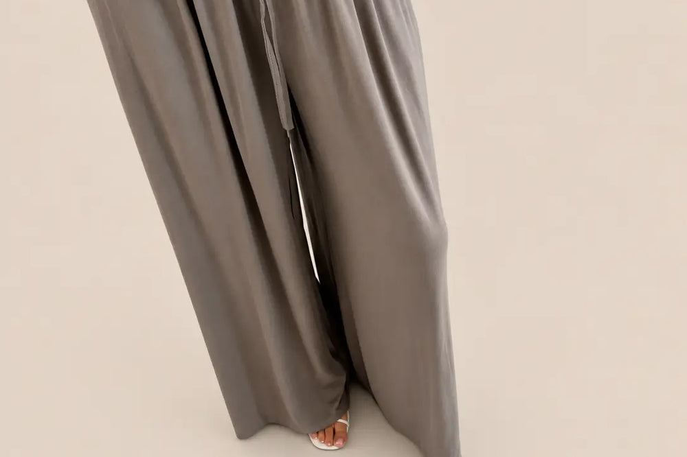 Schickes Outfit Damen: taupefarbene Stoffhose im Detail vor hellem Studiohintergrund | Lisa’s Boutique