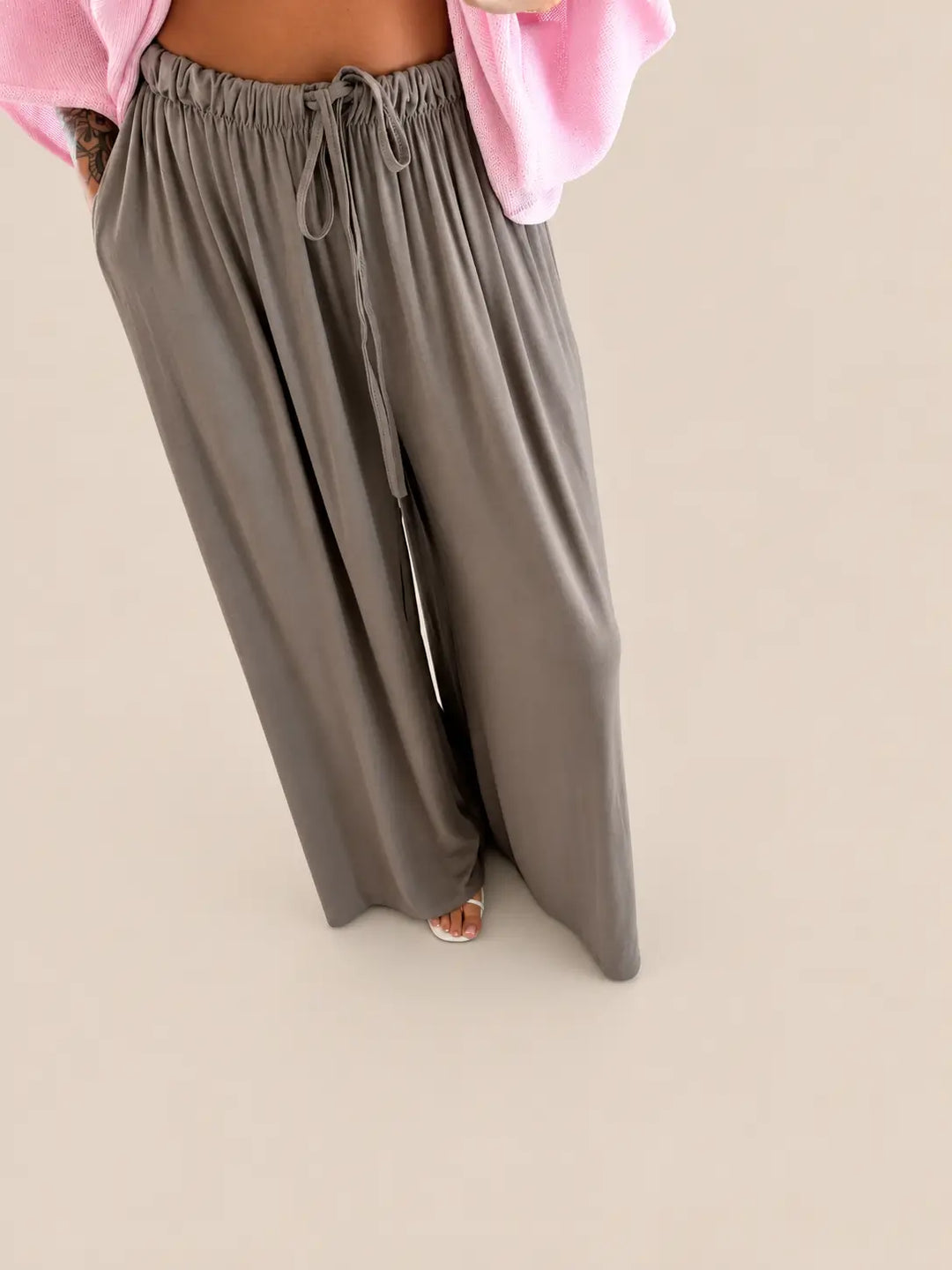 Schickes Outfit Damen: taupefarbene Stoffhose im Detail vor hellem Studiohintergrund | Lisa’s Boutique
