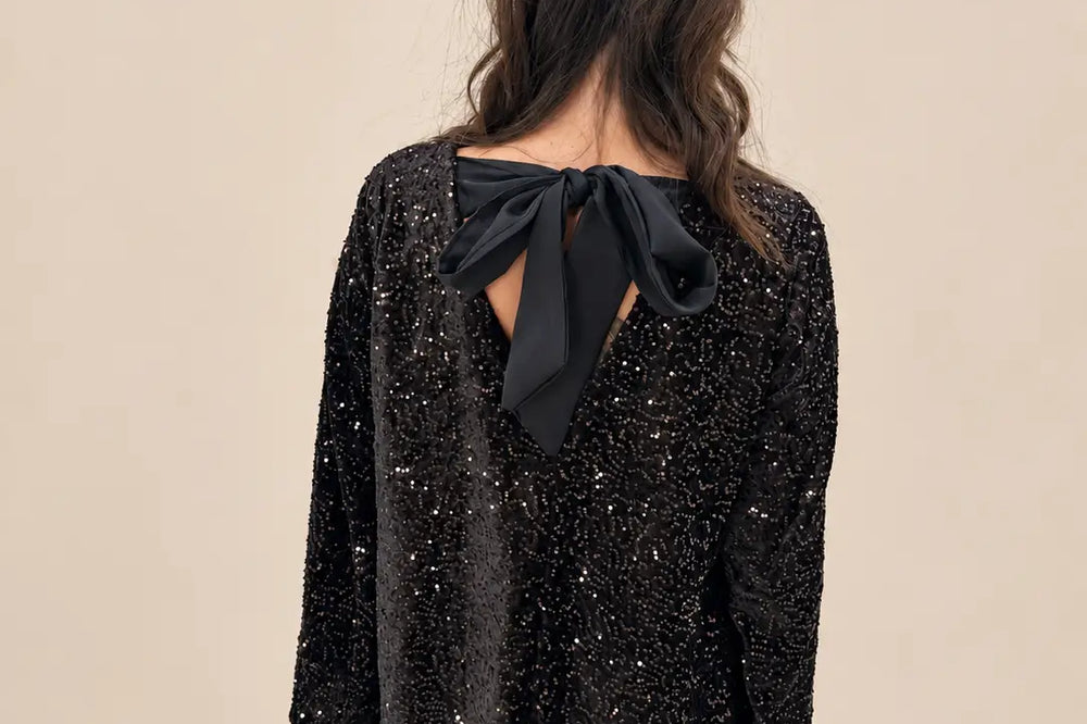 Jacke zum Kleid: schwarzes Paillettenkleid mit Schleife am Rücken, Rückansicht | Lisa’s Boutique