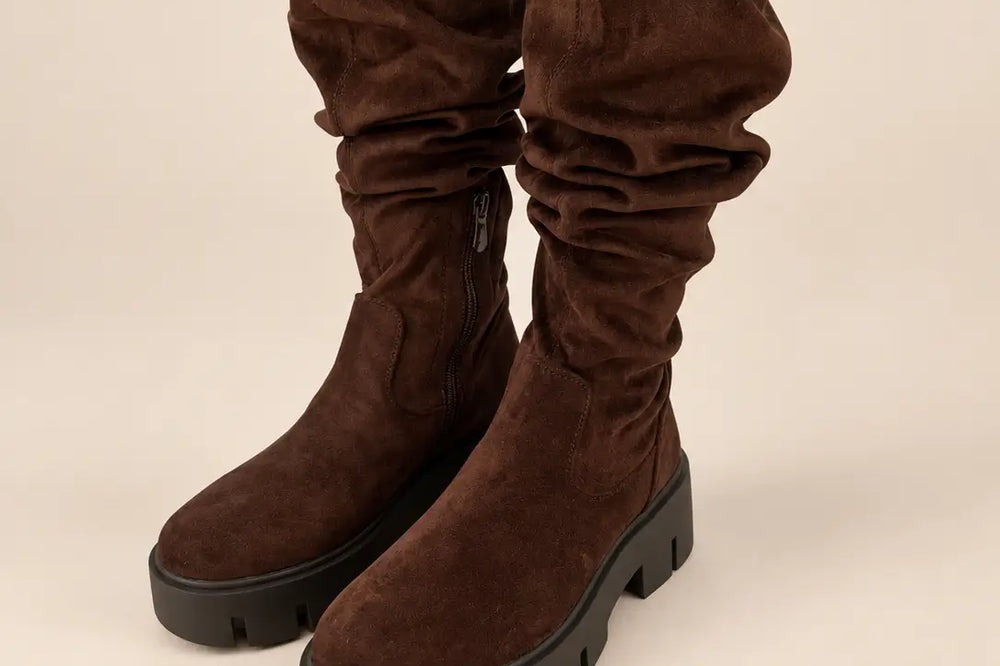 Herbstkleid kombinieren: kniehohe Stiefel aus Wildlederimitat in Braun vor hellem Studiohintergrund | Lisa’s Boutique