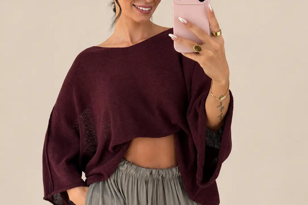 Bordeaux kombinieren: kurzer Pullover in Bordeaux zu einer weiten grauen Hose | Lisa’s Boutique