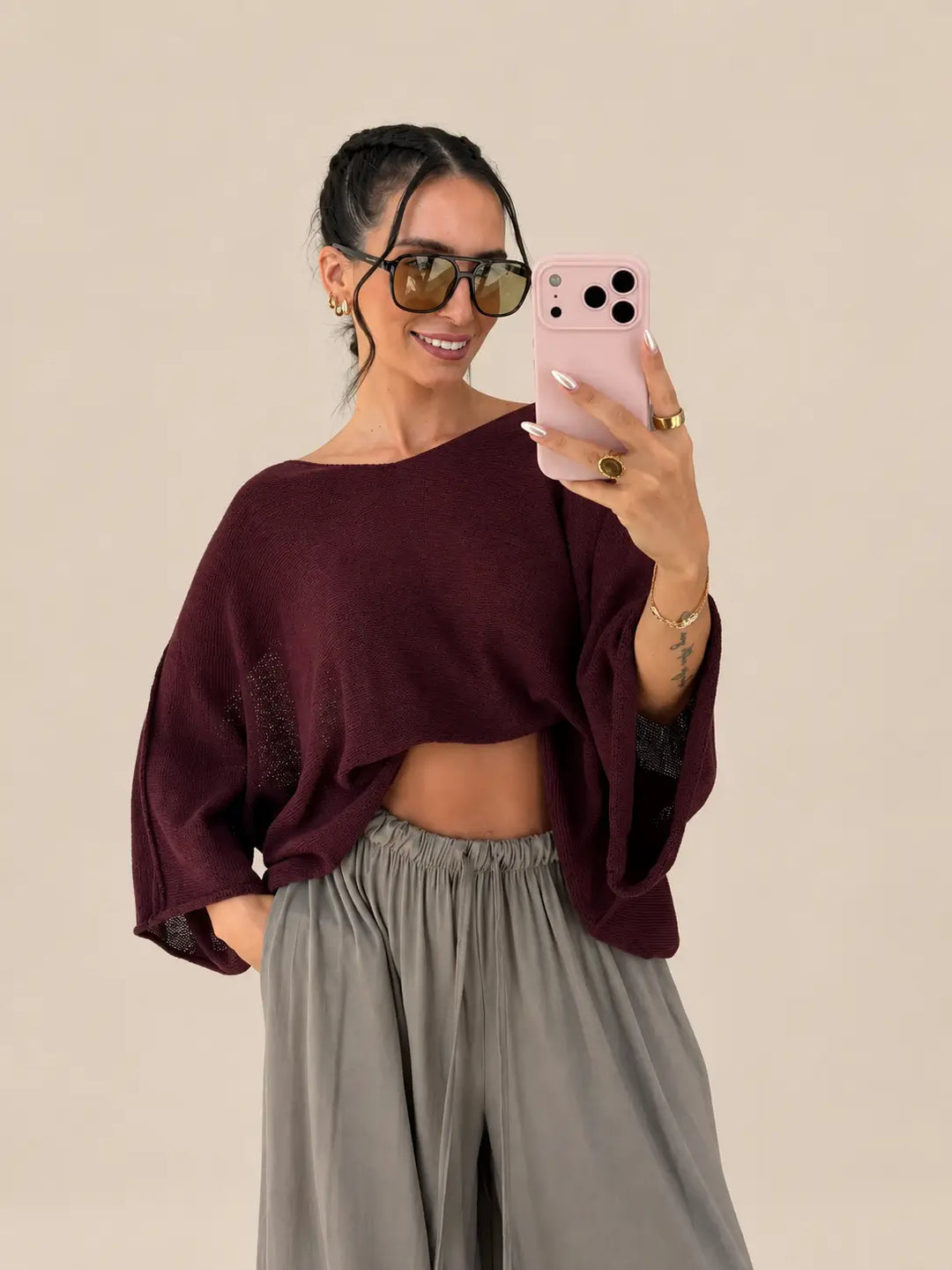 Bordeaux kombinieren: kurzer Pullover in Bordeaux zu einer weiten grauen Hose | Lisa’s Boutique