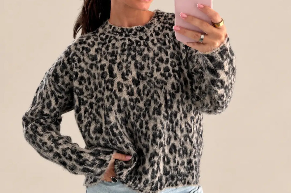 Ausgefallener Pullover Damen: Leo Pullover mit Leoprint zu heller Jeans vor hellem Studiohintergrund | Lisa’s Boutique