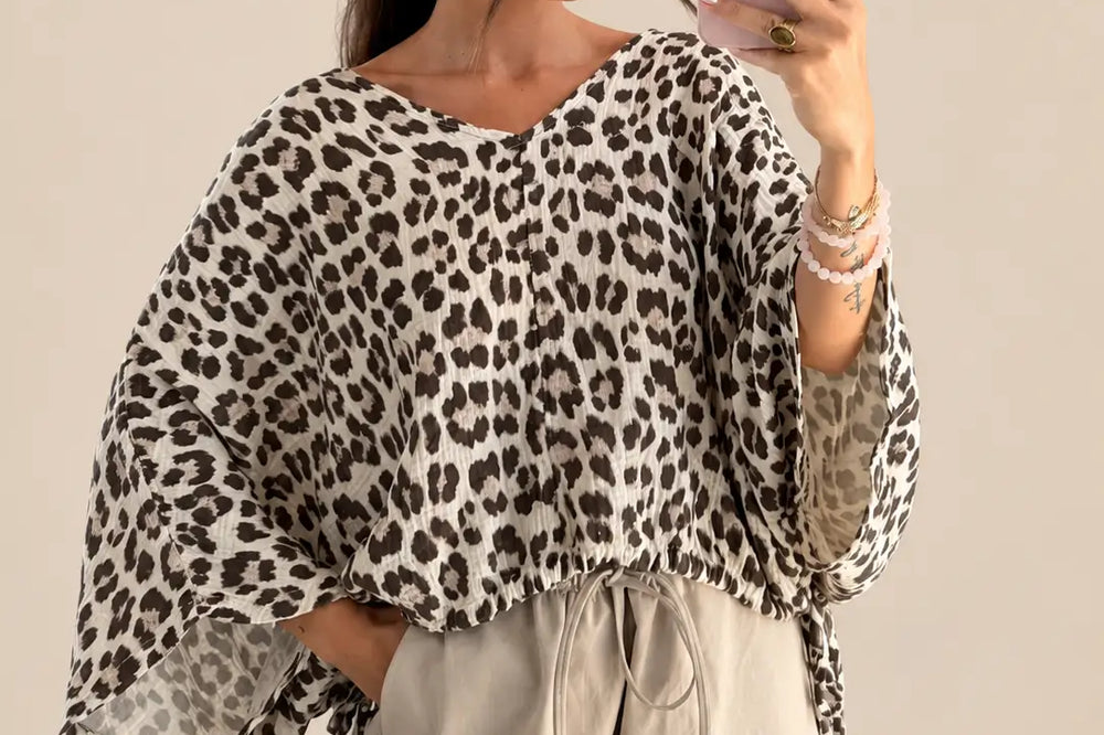 Donna in camicetta in mussola leopardata beige e marrone | Lisa’s Boutique