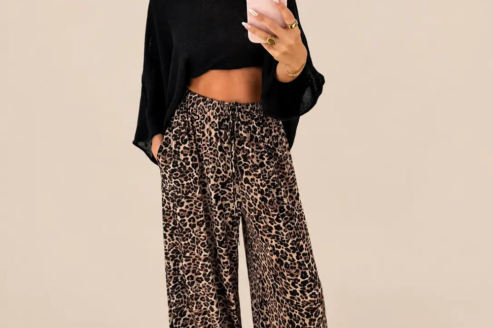 Leopardenmuster Kleidung: weite Leo Hose mit schwarzem Oberteil vor hellem Hintergrund | Lisa’s Boutique