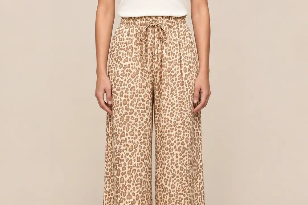 Beige Hose kombinieren: Beige Hose mit Leomuster und weißem Shirt im Studio | Lisa’s Boutique