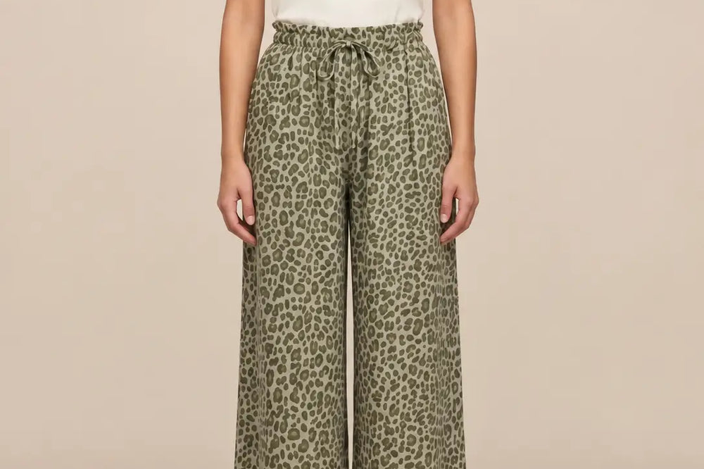 Weite Hose kombinieren: khakifarbene Leoprint-Schlabberhose mit weißem T-Shirt vor hellem Studiohintergrund | Lisa’s Boutique
