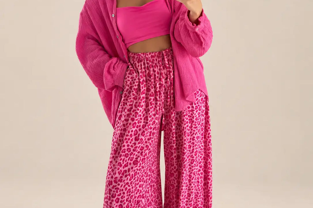 Was ist Viskose: Leoprint Schlabberhose in Pink aus 100 % Viskose mit weitem Bein, Studioaufnahme | Lisa’s Boutique