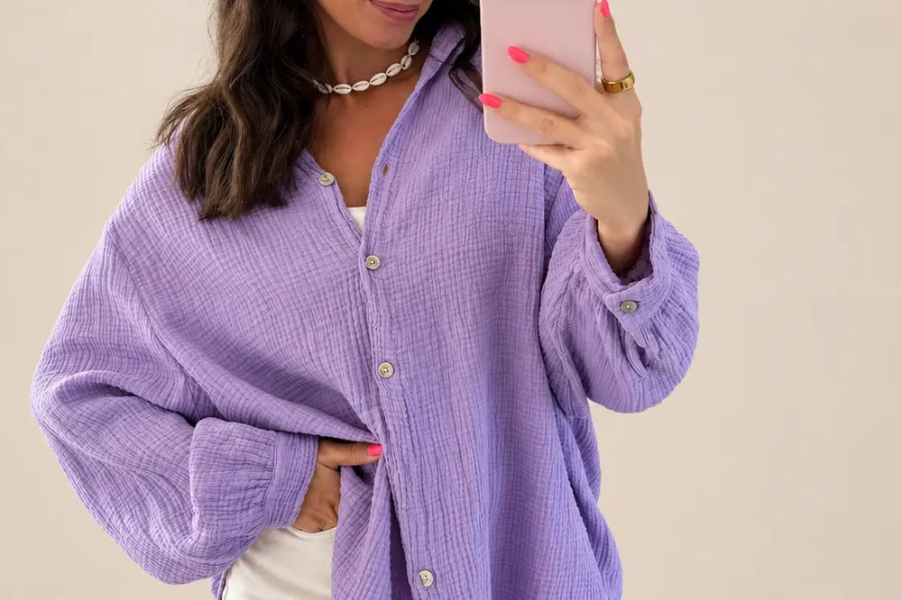 Sommertyp Farben: Musselin Bluse in Flieder mit Knopfleiste zu weißer Hose, Beispiel für eine kühle, weiche Palette | Lisa’s Boutique