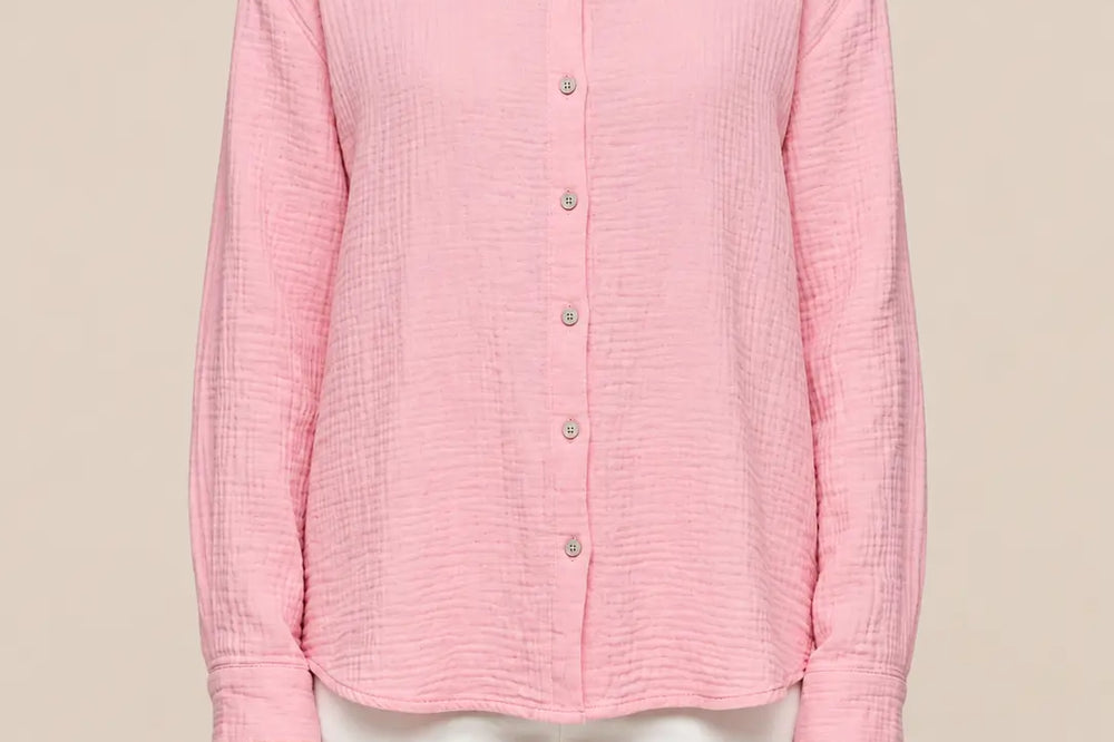Rosa Musselin Bluse zu weißer Hose: Rosa kombinieren | Lisa’s Boutique