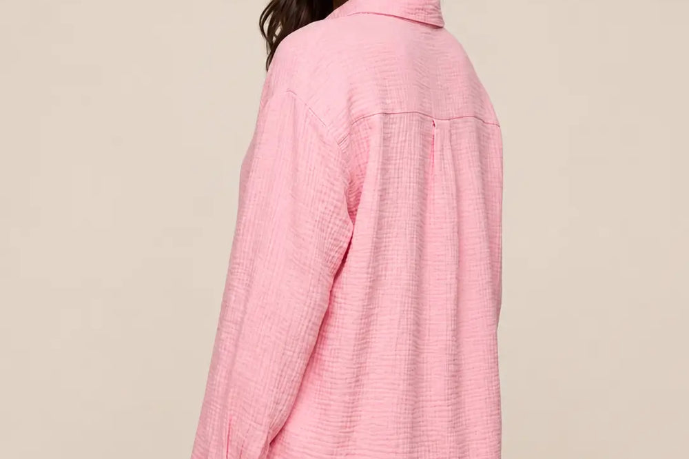 Outfit Taufe Damen: Musselin Bluse in Rosa zu weißer Hose, Rückansicht vor hellem Studiohintergrund | Lisa’s Boutique