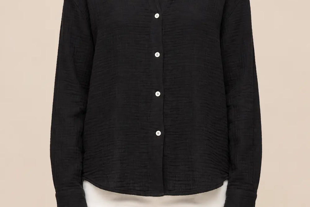 Schwarze Bluse als schickes Oberteil zum Feiern im Studio | Lisa’s Boutique