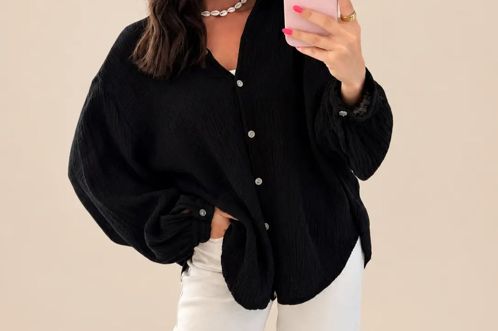 Smart Casual Damen: schwarze Bluse mit Knopfleiste, am Model zu heller Hose | Lisa’s Boutique