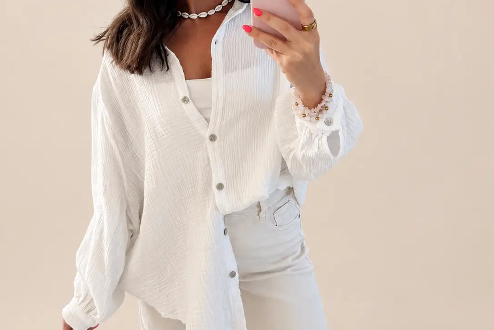Weiße Musselin Bluse mit typischer Knitterstruktur des Baumwollstoffs | Lisa’s Boutique