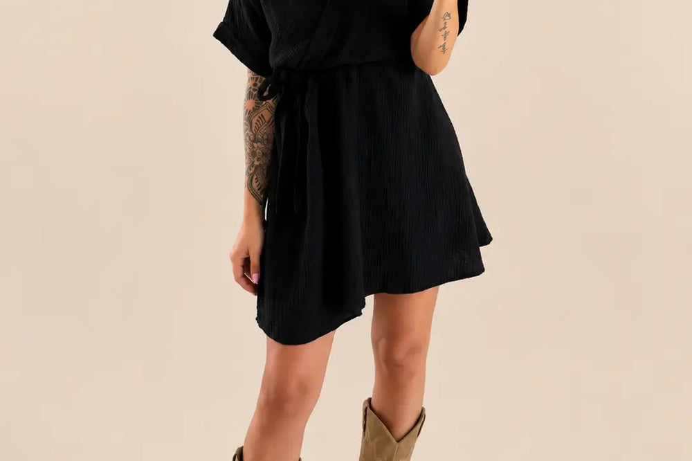 Schwarzes Kleid kombinieren: kurzes Kleid mit beigen Cowboy Boots | Lisa’s Boutique