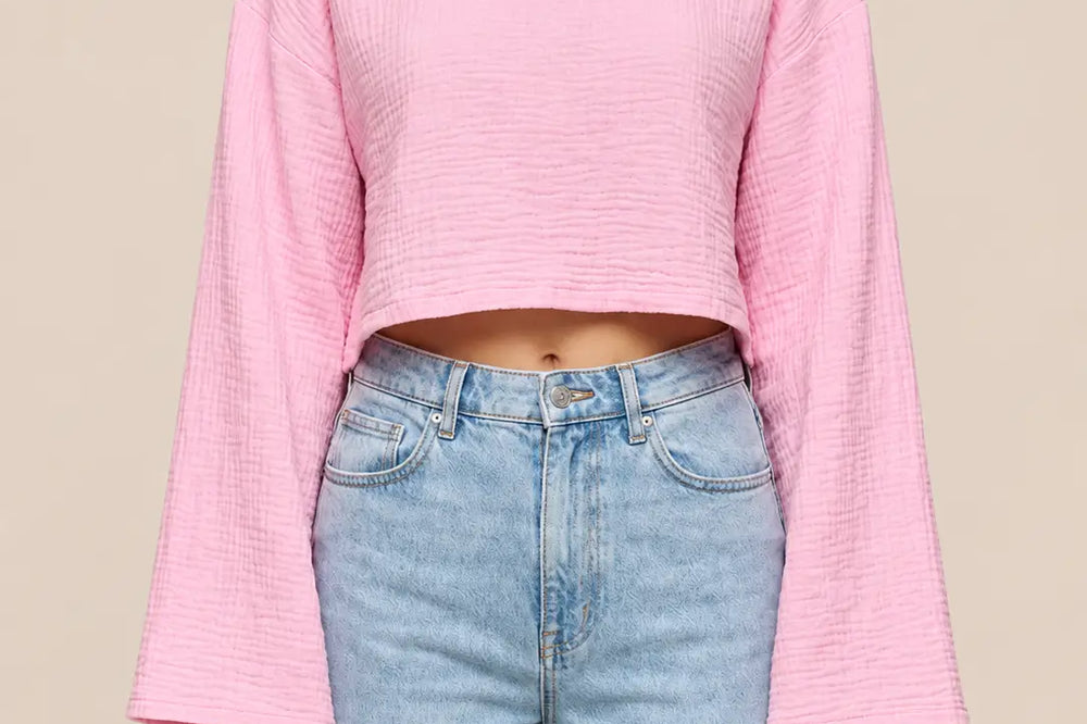 Blau kombinieren: Frau in rosa Musselin Langarmshirt zu heller blauer Jeans | Lisa’s Boutique