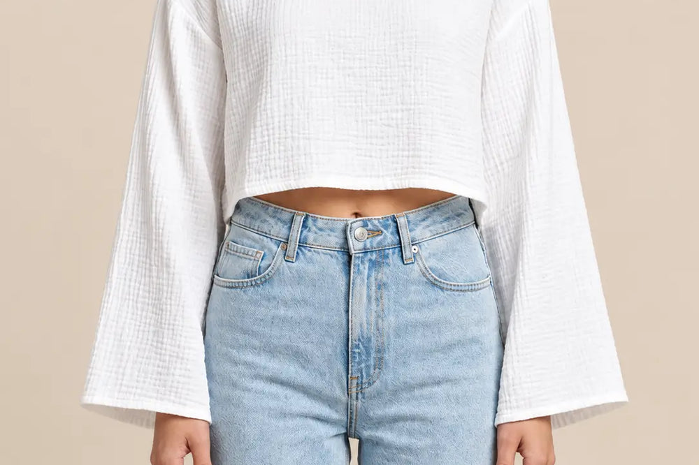 Rot kombinieren: Partnerfarben Weiß und Blau, weißes Musselin Langarmshirt zu heller blauer Jeans | Lisa’s Boutique